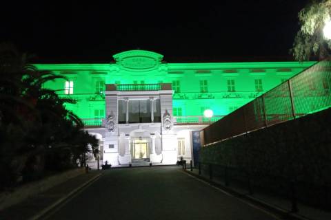 Fachada del edificio La Milagrosa, sede de Rectorado, iluminada de verde con motivo del Día mundial contra el cáncer.